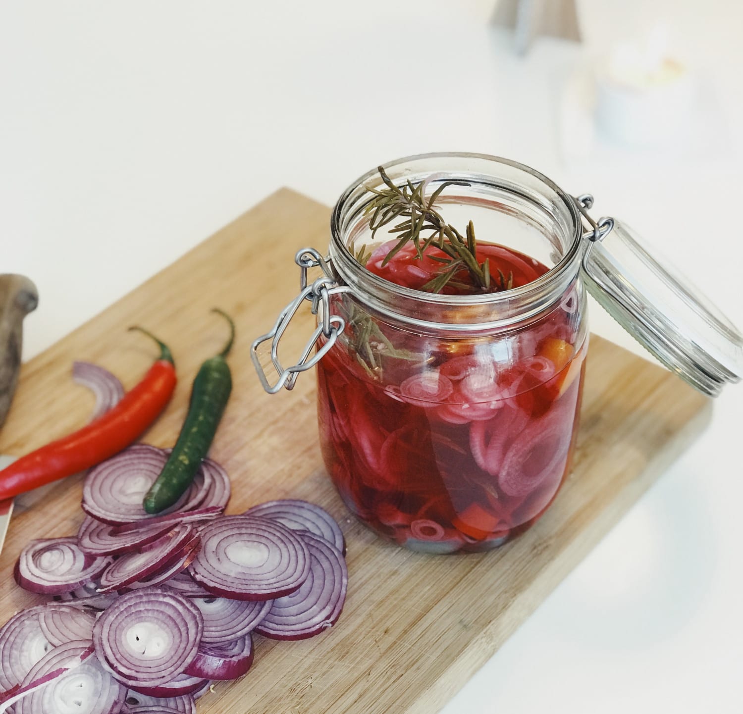 Syltede rødløg med chili og rosmarin - Annemettevoss