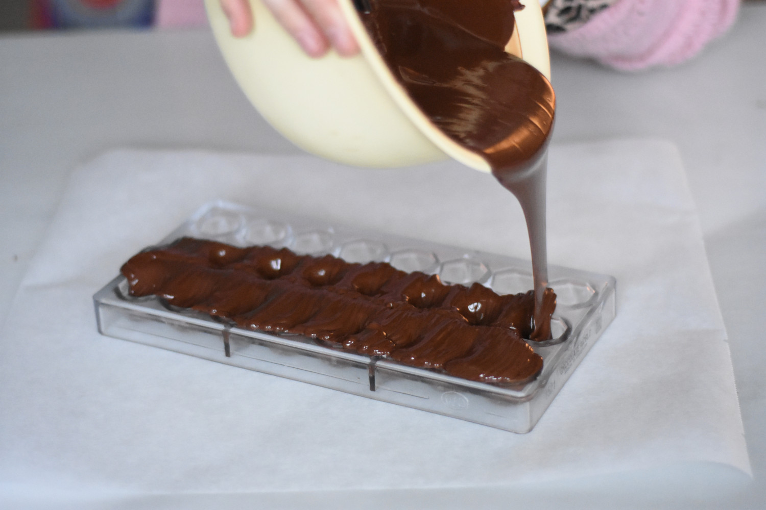mork-chokolade-temperering-hæld-chokoladen-i-formen-2