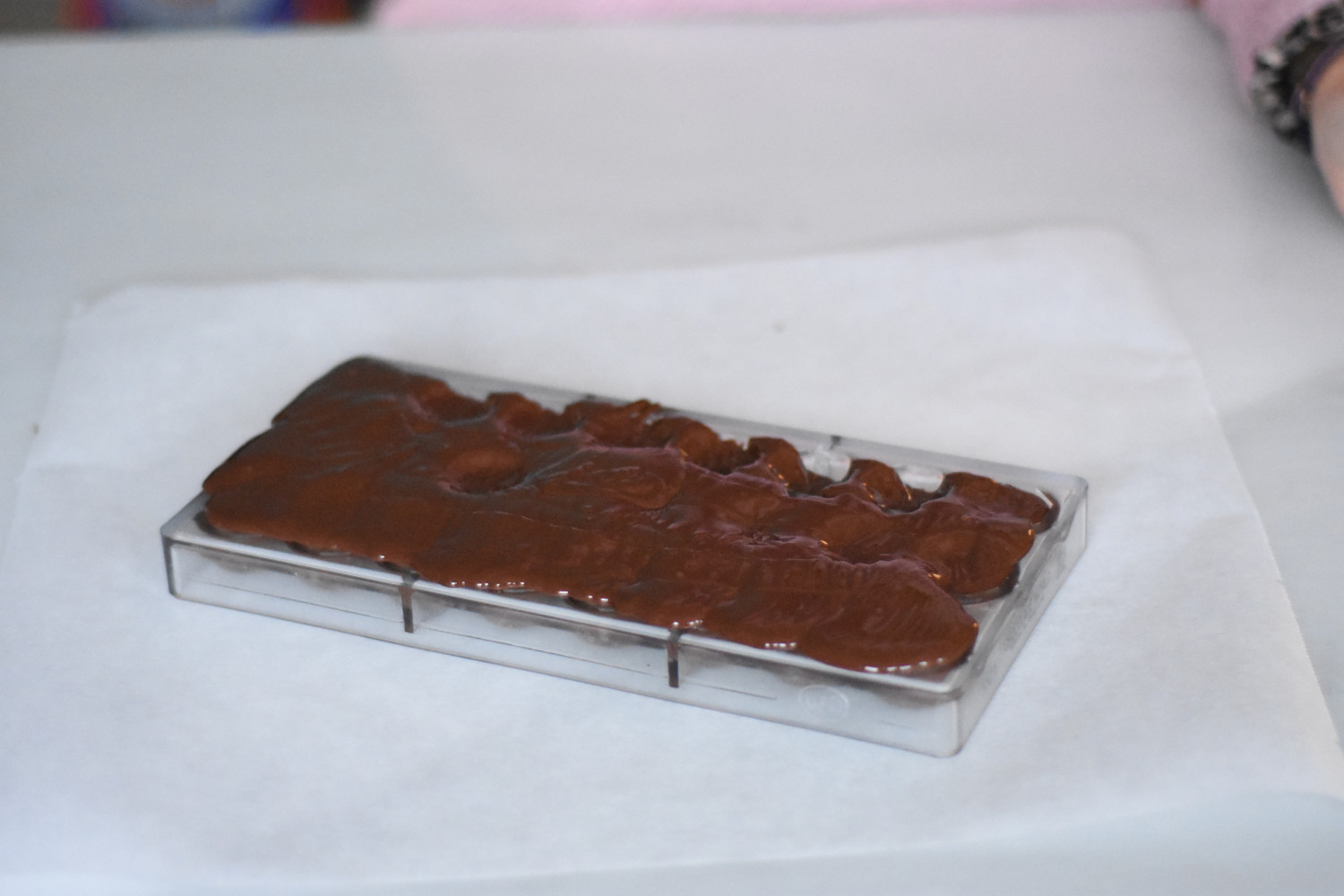 mork-chokolade-temperering-chokoladen-i-form