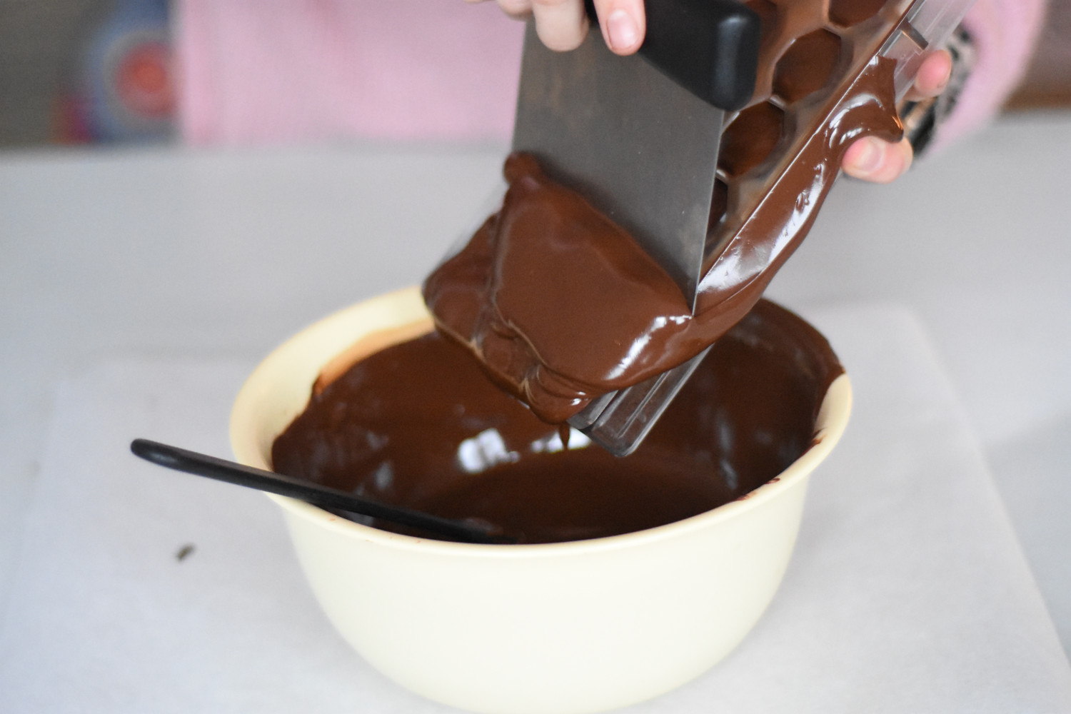 mork-chokolade-temperering-skrab-chokoladen